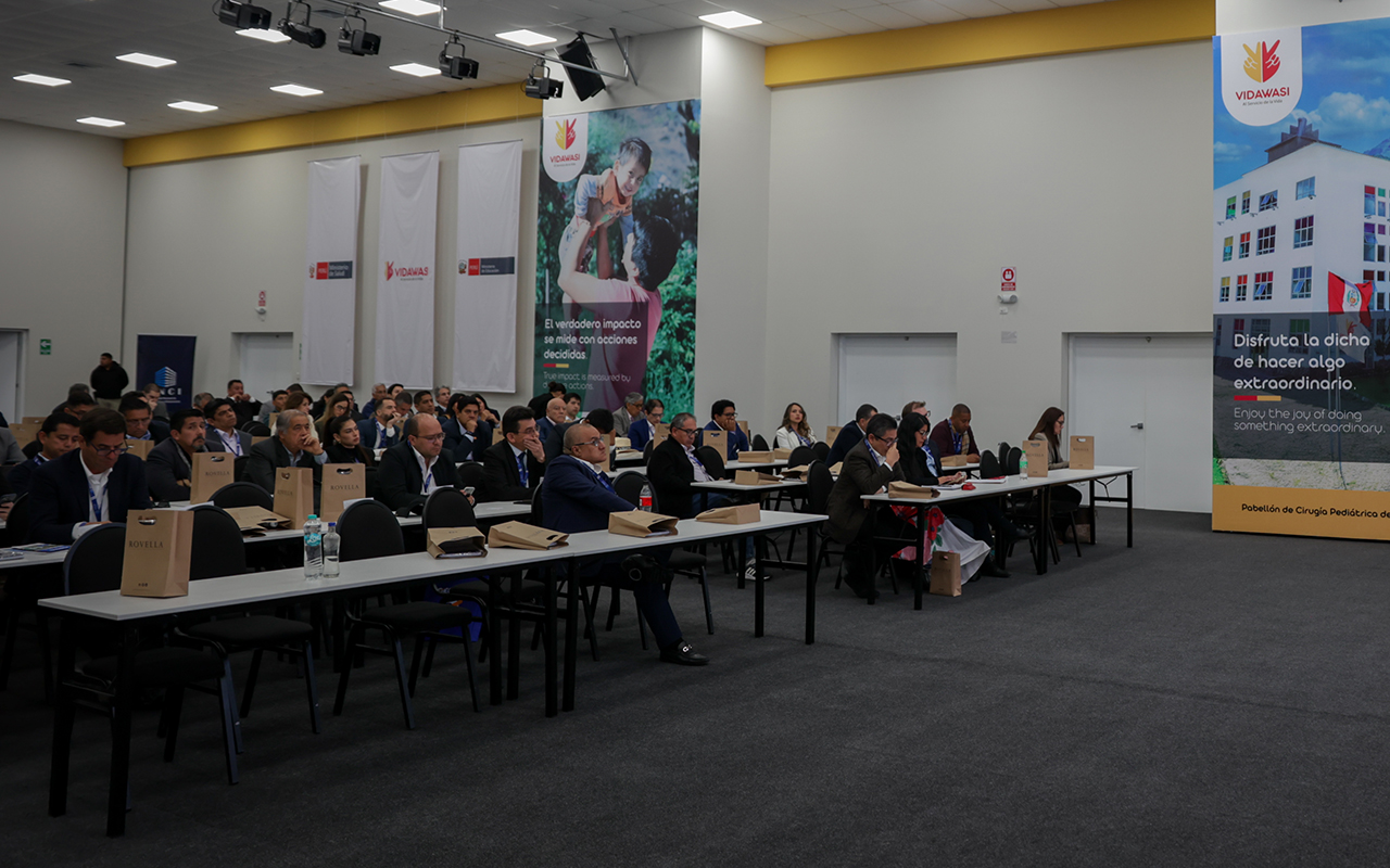 Participantes de INFRACON Perú