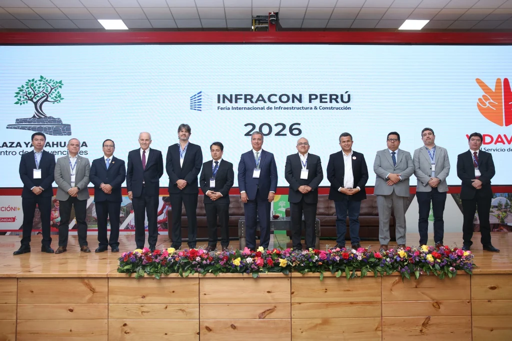 Autoridades y participantes durante la clausura de INFRACON PERÚ 2026 en VIDAWASI, Cusco