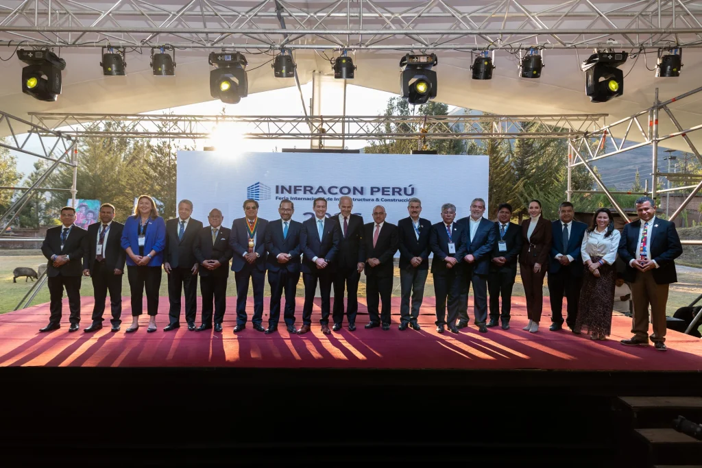 Foto oficial de las autoridades y participantes en la inauguración de INFRACON PERÚ 2026 en VIDAWASI, Cusco